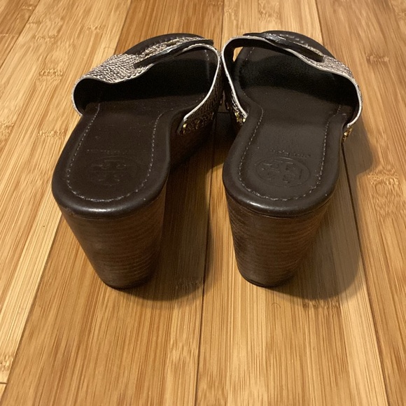 Tory Burch Grey Sandal Wedge PATTI-PITONE ROCHA Snake Logo Women’s Size 8.5 M - Picture 7 of 8